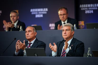 El presidente del FC Barcelona, Joan Laporta (derecha), en la Asamblea General Ordinaria 2024 del club azulgrana este sábado.