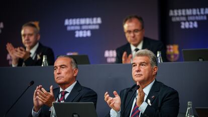 El presidente del FC Barcelona, Joan Laporta (derecha), en la Asamblea General Ordinaria 2024 del club azulgrana este sábado.