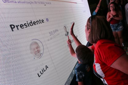 Elecciones en Brasil 2022: Simpatizantes de Lula da Silva siguen el conteo de los votos