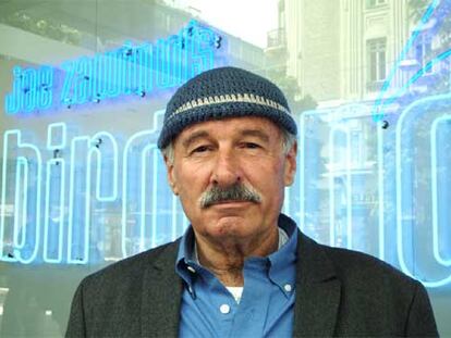 Joe Zawinul, ante la puerta de su club de jazz en Viena.