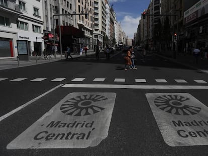 Madrid Central sign on Gran Vía avenue.