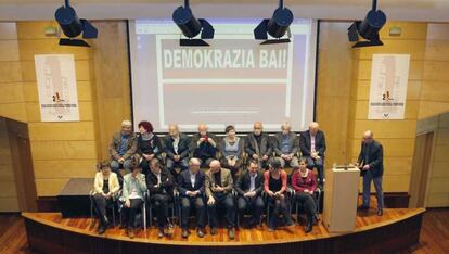 Los firmantes del manifiesto, en el acto de presentación.