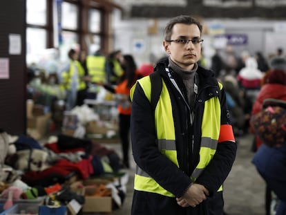 09/03/2022 - Lublin - En la imagen Nikita, estudiante ucraniano residente en Lublin, Polonia. Nikita en su tiempo libre trabaja como voluntario en la estación de autobuses de Lublin donde llegan diariamente centenares de refugiados ucranianos que huyen de la guerra. Foto: Massimiliano Minocri 