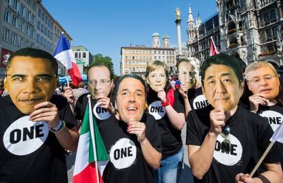 Varios activistas de la organizaci&oacute;n ONE, con m&aacute;scaras con las caras de los l&iacute;deres del G-7, durante las protestas por la cumbre, ayer en Munich. 