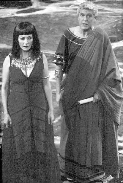 Novell fent el paper de Cleopatra i Josep Miguell interpretant Marc Antoni, en una escena d''Antoni i Cleopatra', de William Shakespeare, en una versió d'Eduardo Mendoza i dirigida per Xavier Albertí (1995).