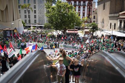 Manifestación de profesores con motivo de la huelga de enseñanza en Andalucía, este martes en Sevilla.
