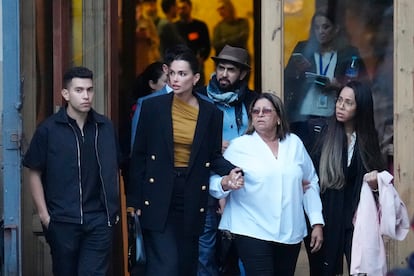 La mujer de Dani Alves, Joana Sanz, en el centro, junto a su madre, este martes a la salida de la Audiencia de Barcelona donde está siendo juzgando el futbolista.