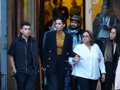 La mujer de Dani Alves, Joana Sanz, en el centro, junto a su madre, este martes a la salida de la Audiencia de Barcelona donde está siendo juzgando el futbolista.