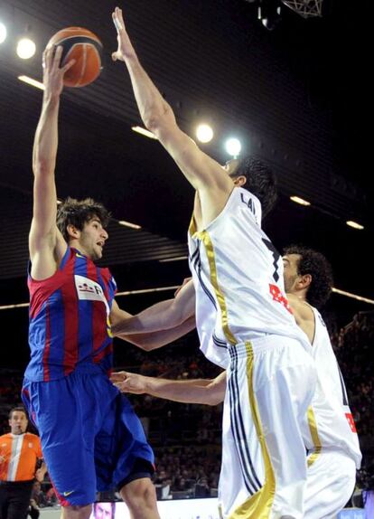 Ricky Rubio intenta un pase ante Lavrinovic y Jorge Garbajosa en 2010.