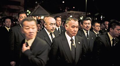 Jefes de todas las familias, durante el funeral por uno de los grandes <i>padrinos</i> de Tokio.