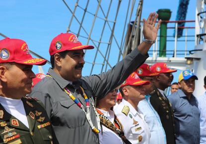 Maduro, el pasado viernes con oficiales en La Guaira (Venezuela).