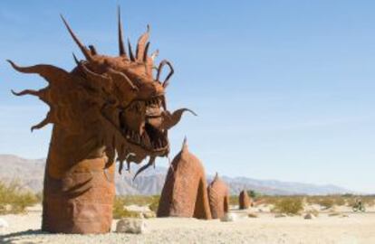 Un participante de la RAAM atraviesa el desierto de Anza-Borrego, al sur de California, y sus peculiares esculturas.