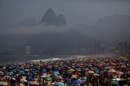 Praia de Ipanema lotada no Rio de Janeiro em meio à pandemia da covid-19.