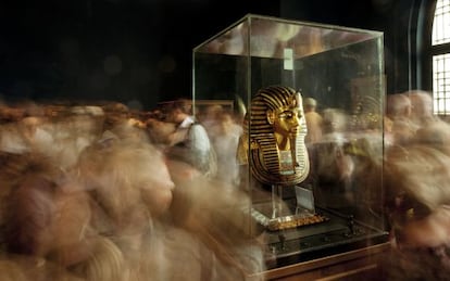 Turistas contemplando la máscara funeraria de Tutankamón, en el Museo Egipcio de El Cairo.