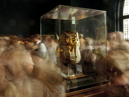 Turistas contemplando la máscara funeraria de Tutankamón, en el Museo Egipcio de El Cairo.