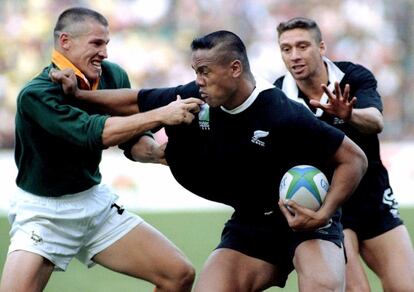 Jonah Lomu en la final de la Copa del Mundo que se celebró en Sudáfrica en 1995. Fue el hombre clave de aquel partido en el que Nueva Zelanda se hizo con el título.