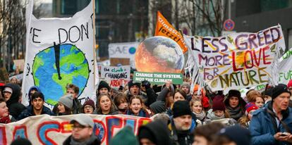 Estudiantes se manifiestan este viernes durante las jornadas de protesta por el cambio clim&aacute;tico en Berl&iacute;n enfrente de donde se reun&iacute;a la comisi&oacute;n &quot;Kohlekommission&quot; (comisi&oacute;n del carb&oacute;n)