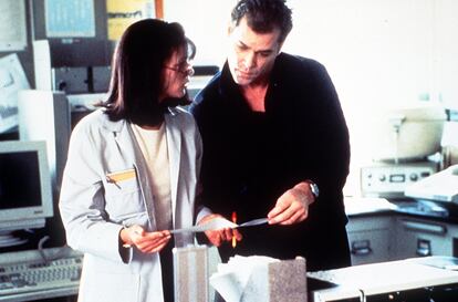 Fotograma de 'Escondido en la memoria', con Ray Liotta y Linda Fiorentino.