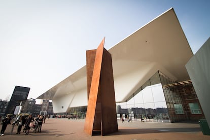 Escultura de Richard Serra en el exterior del Museo Stedelijk Museumplein Ámsterdam (Países Bajos).