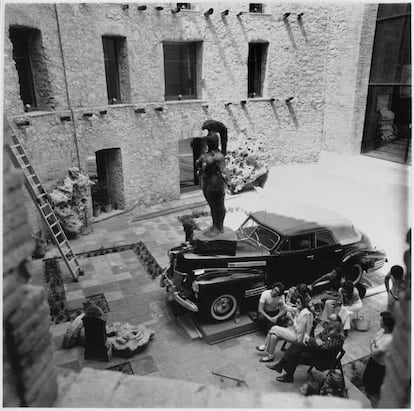 Antoni Pitxot, Gala y Dali supervisando desde el patio de butacas la instalación de algunas esculturas.