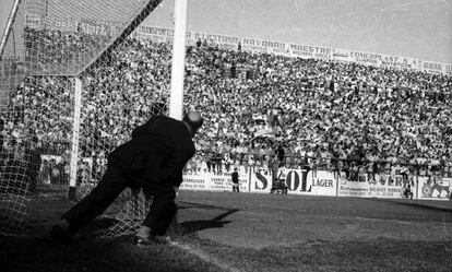 Vidal, delegado del Elche, intenta convencer a Lombardía de que se deje meter gol.