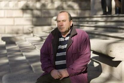 Ahmed Tommouhi, junto al palacio de Justicia de Barcelona, en 2007.