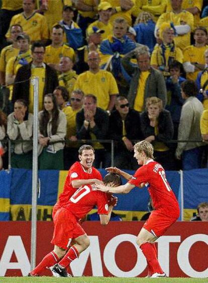 Arshavin (centro) celebra su gol junto a Zyryanov y Pavlyuchenko.