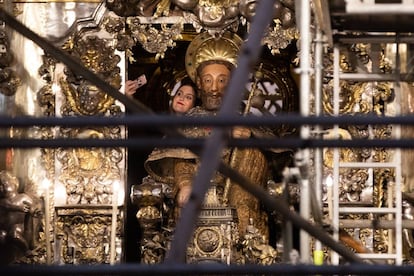 Andamios en el altar mayor de la catedral de Santiago.