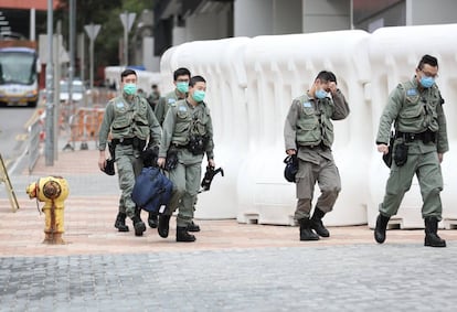 Agentes de seguridad protegidos con mascarillas en Hong Kong. 
