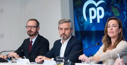 (I-D) El portavoz del Grupo Popular en el Senado, Javier Maroto; el vicesecretario de Economía del PP, Juan Bravo y la vicesecretaría de Políticas Sociales del PP, Carmen Navarro, durante la reunión de la Junta Directiva Nacional del PP, en la sede nacional del PP, a 19 de diciembre de 2022, en Madrid (España). 