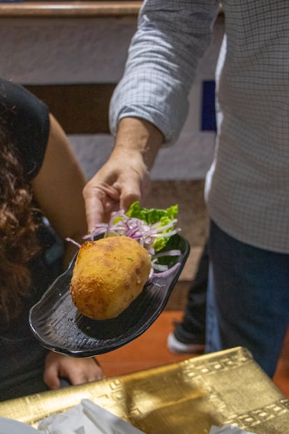 Una papa rellena en Resto Bar Fusión en Prosperidad.