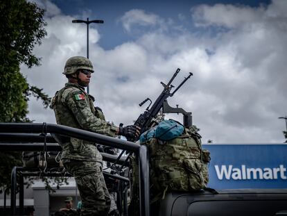 Elementos del ejército mexicano vigilan un centro comercial de San Cristóbal de las Casas, Estado de Chiapas (México), en junio de 2022.