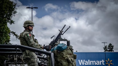 Elementos del ejército mexicano vigilan un centro comercial de San Cristóbal de las Casas, Estado de Chiapas (México), en junio de 2022.