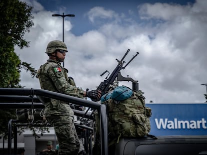 Elementos del ejército mexicano vigilan un centro comercial de San Cristóbal de las Casas, Estado de Chiapas (México), en junio de 2022.