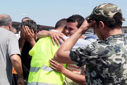 Trabajadores de una nave industrial en San Felice lloran la muerte de dos compañeros en el terremoto de magnitud 5,8 que sacudió la región de Emilia Romaña.