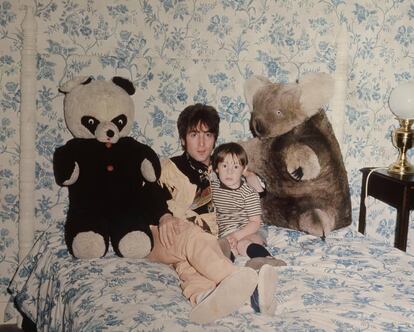 John Lennon con su hijo Julian (cinco años en la foto), que tiene mucho que ver en la composición de 'Lucy in the sky with diamonds'.