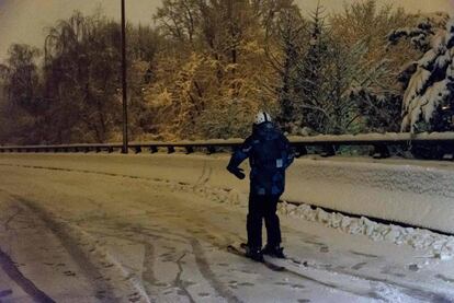 Una persona esquía en la carretera N118 desierta y cubierta de nieve, cerca de Velizy-Villacoublay (al soroeste de la capital), la noche de este martes, luego de que las fuertes nevadas obligaran a cerrarla.