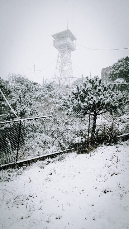 Además de las fuertes lluvias, tres alcaldías de Ciudad de México han experimentado nevadas moderadas. En la imagen, la torre Cilcuayo en Santa Ana Tlacotenco, alcaldía Milpa Alta, cubierta de nieve.