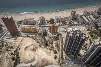 El edificio se encuentra a unos 200 metros en línea recta de la playa de Poniente, a la que puede accederse a pie en un paseo de siete minutos.