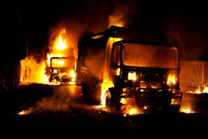 Camiones de basura incendiados cerca de Nápoles, hecho que la fiscalía atribuye a un grupo de delincuentes locales.