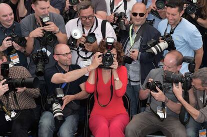 La actriz italiana Sophia Loren, fotografía a la prensa, durante la presentación del cortometraje 'Voce Umana' en Cannes.