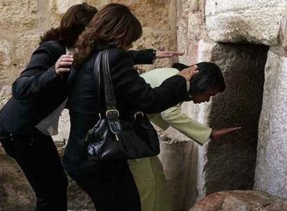 Condoleezza Rice se dispone a entrar por la Puerta de la Humildad en la iglesia de la Natividad de Beln.