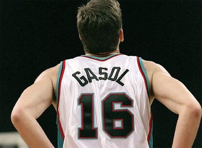 El español Pau Gasol debutó en octubre, con el número '16', en la  NBA en un encuentro de pre temporada con los Memphis Grizzlies.