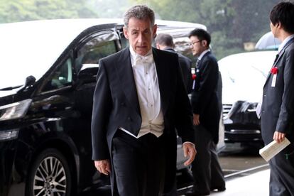 O ex-presidente francês Nicolás Sarkozy, vestido segundo ditava o protocolo.