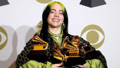 A cantora Billie Eilish posa com seus quatro prêmios do Grammy 2020.