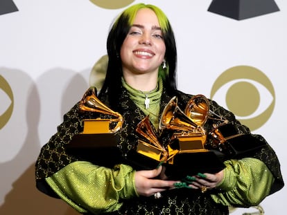 A cantora Billie Eilish posa com seus quatro prêmios do Grammy 2020.