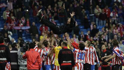 La final de Copa conquistada al Madrid (1-2) en el Bernabéu es señalada por Simeone como el punto de inflexión sobre el que se basarían los grandes éxitos venideros. El Cholo empezó a jugar el partido antes, negándose a que los recogepelotas fueran todos del equipo local. El histórico gol de Miranda acabó con 14 años sin ganar al eterno rival. Koke clavó la bandera del Atlético en el centro del campo y el central brasileño dejó una frase para la historia: “Mis hijos ya pueden ir al colegio y decir que le ganamos al Madrid”.