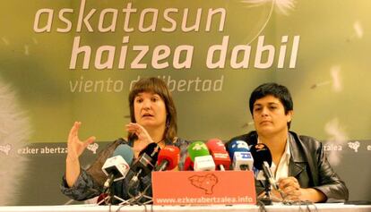 Marian Beitialarrangoitia y Maribi Ugarteburu en la rueda de prensa.