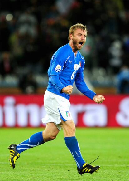 De Rossi celebra el gol de Italia.