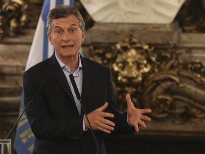 El presidente de Argentina, Mauricio Macri, habla en el Salón Blanco de la Casa Rosada